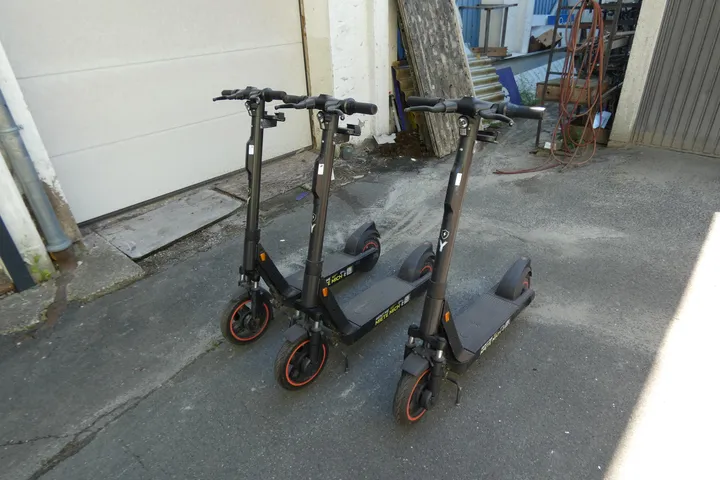 3x OKAI ES400A Profi E-Scooter